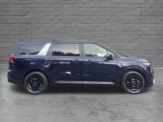 Used 2025 Kia Carnival FWD image 8