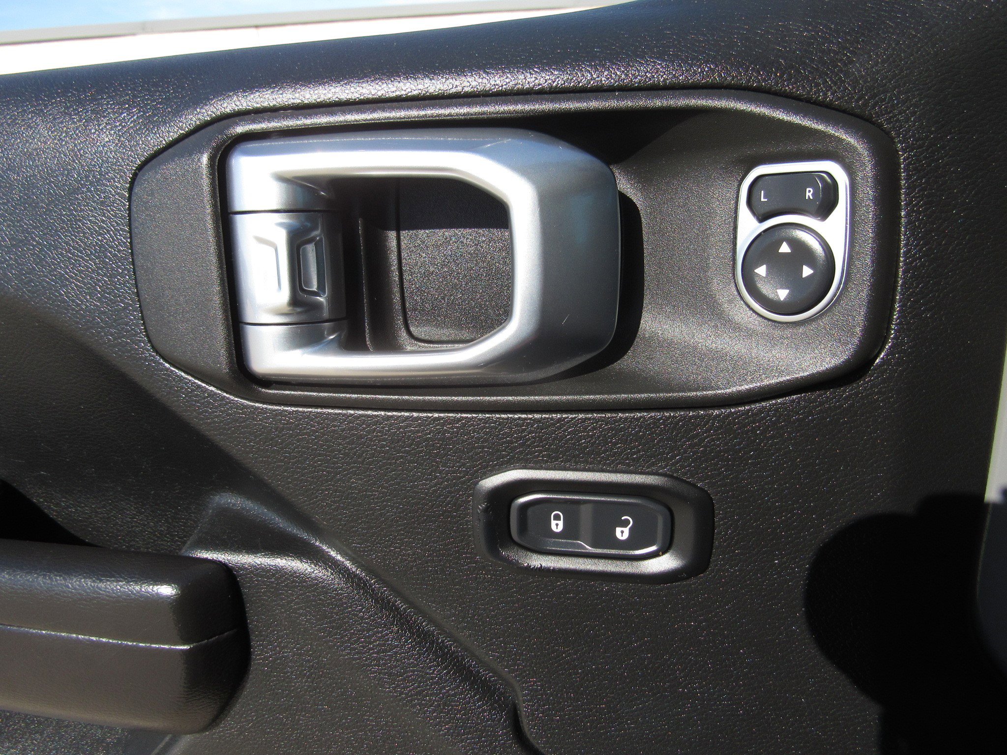 Used 2021 Jeep Gladiator Willys image 23