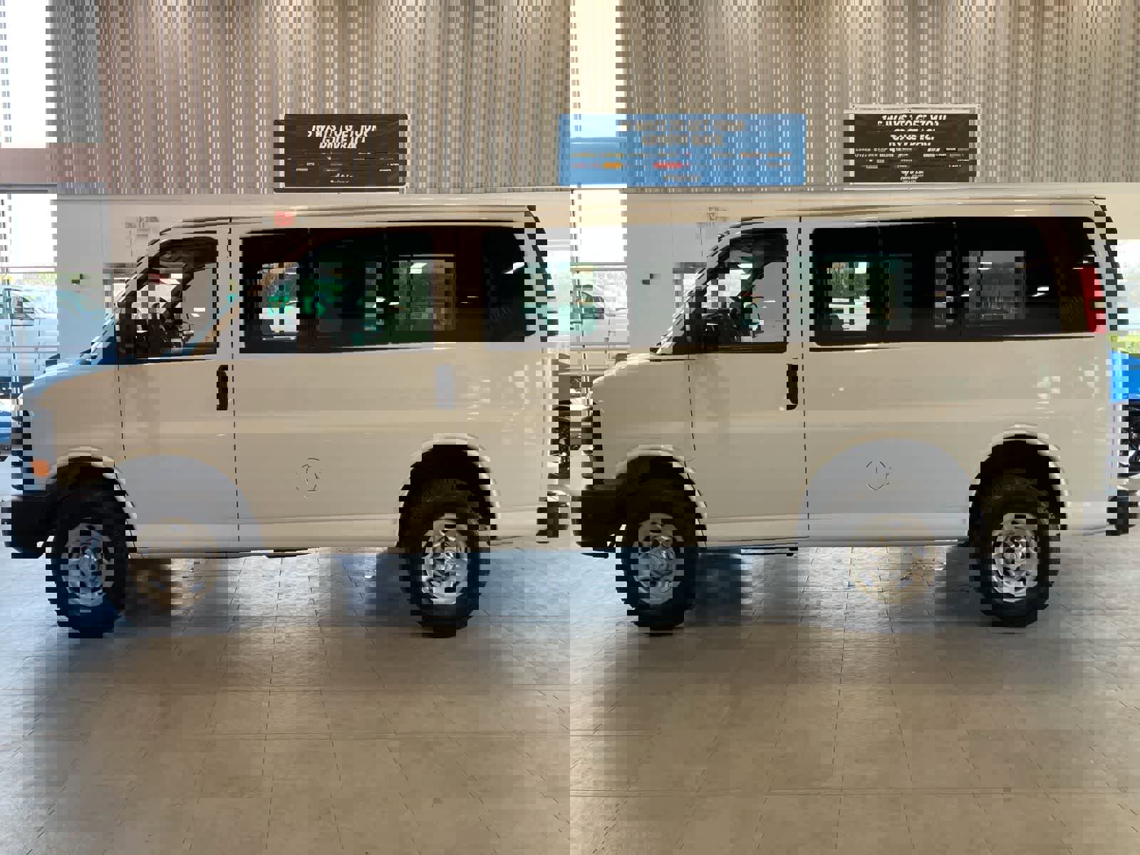 Used 2015 Chevrolet Express 3500 RWD image 8