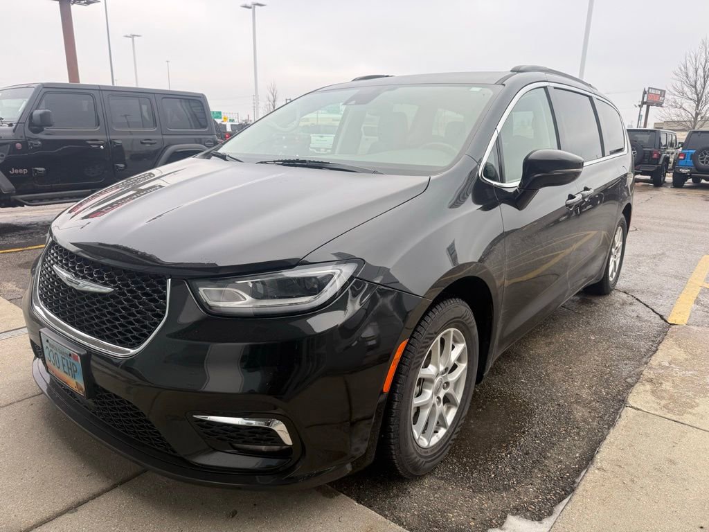 Used 2022 Chrysler Pacifica Touring-L image 2