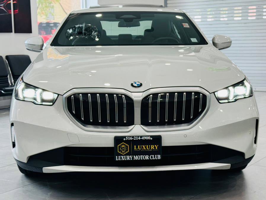 Used 2025 BMW 530i xDrive w/ Premium Package image 2