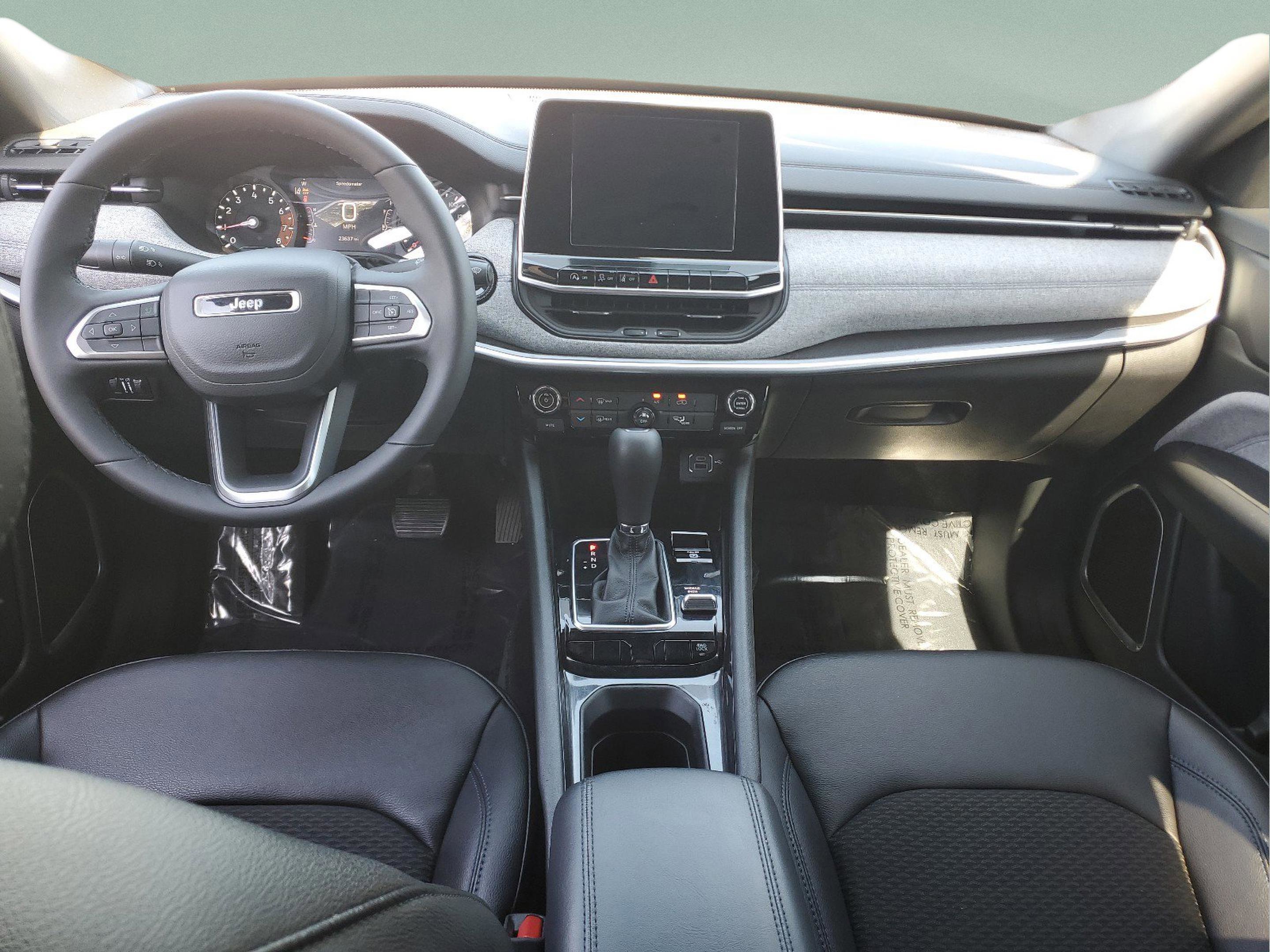 Used 2025 Jeep Compass Latitude AWD/4WD image 8