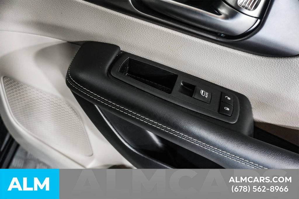 Used 2023 Chrysler Pacifica Touring-L FWD image 43
