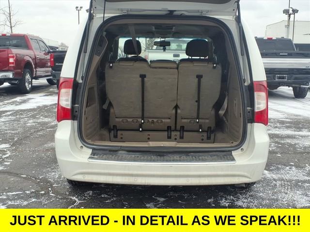 Used 2014 Chrysler Town & Country Touring-L w/ Driver Convenience Group image 8