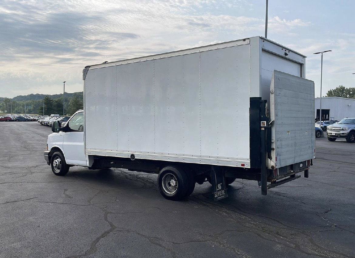 Used 2021 Chevrolet Express 4500 Extended w/ Power Convenience Package RWD image 3
