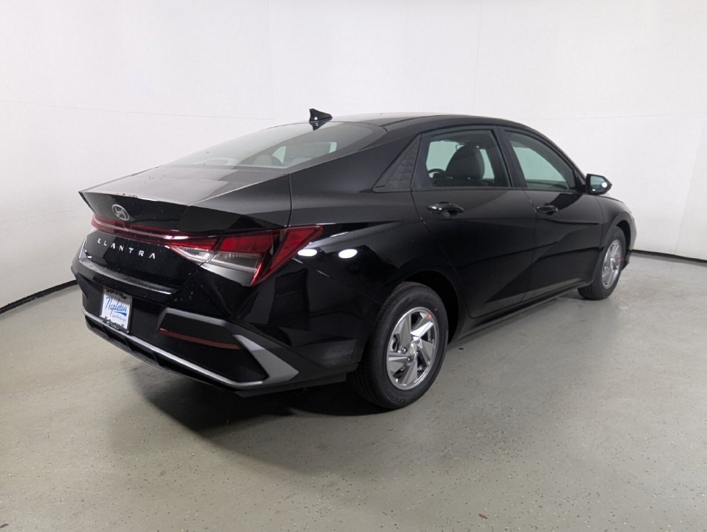 New 2026 Hyundai Elantra SE FWD image 7
