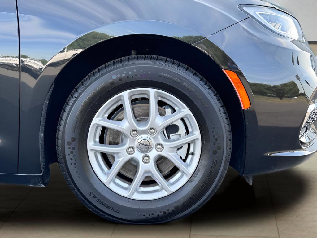 Used 2023 Chrysler Pacifica Touring-L FWD image 43