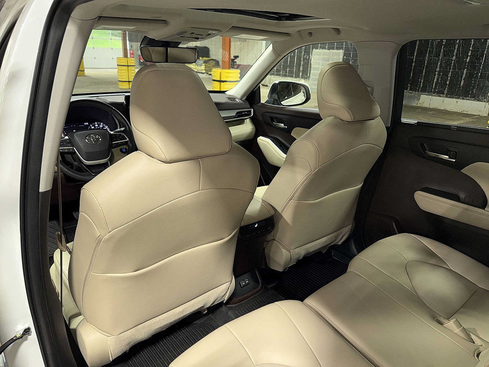 Used 2022 Toyota Highlander XLE AWD/4WD image 29