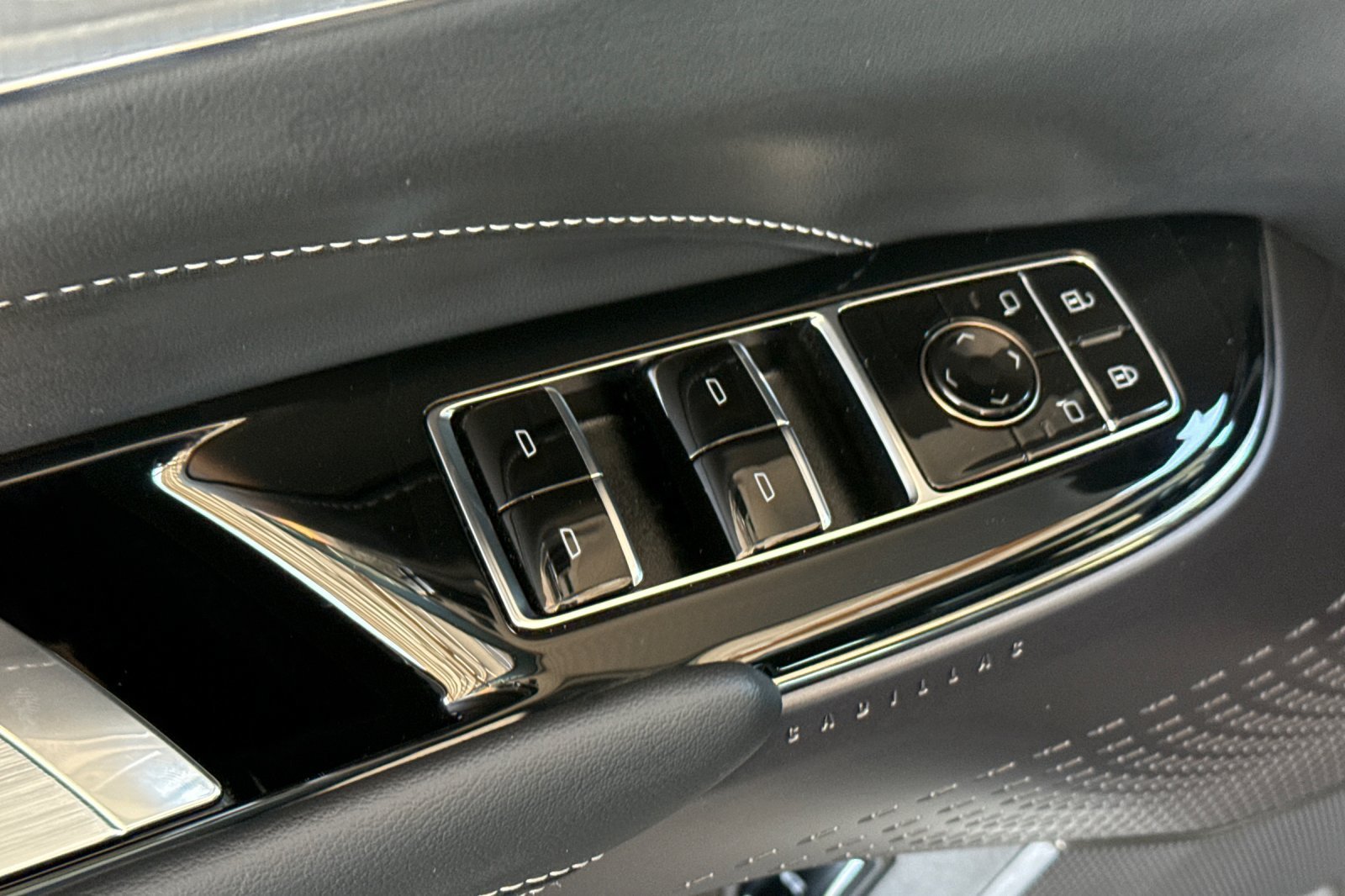 Used 2024 Cadillac Lyriq Tech AWD/4WD image 18