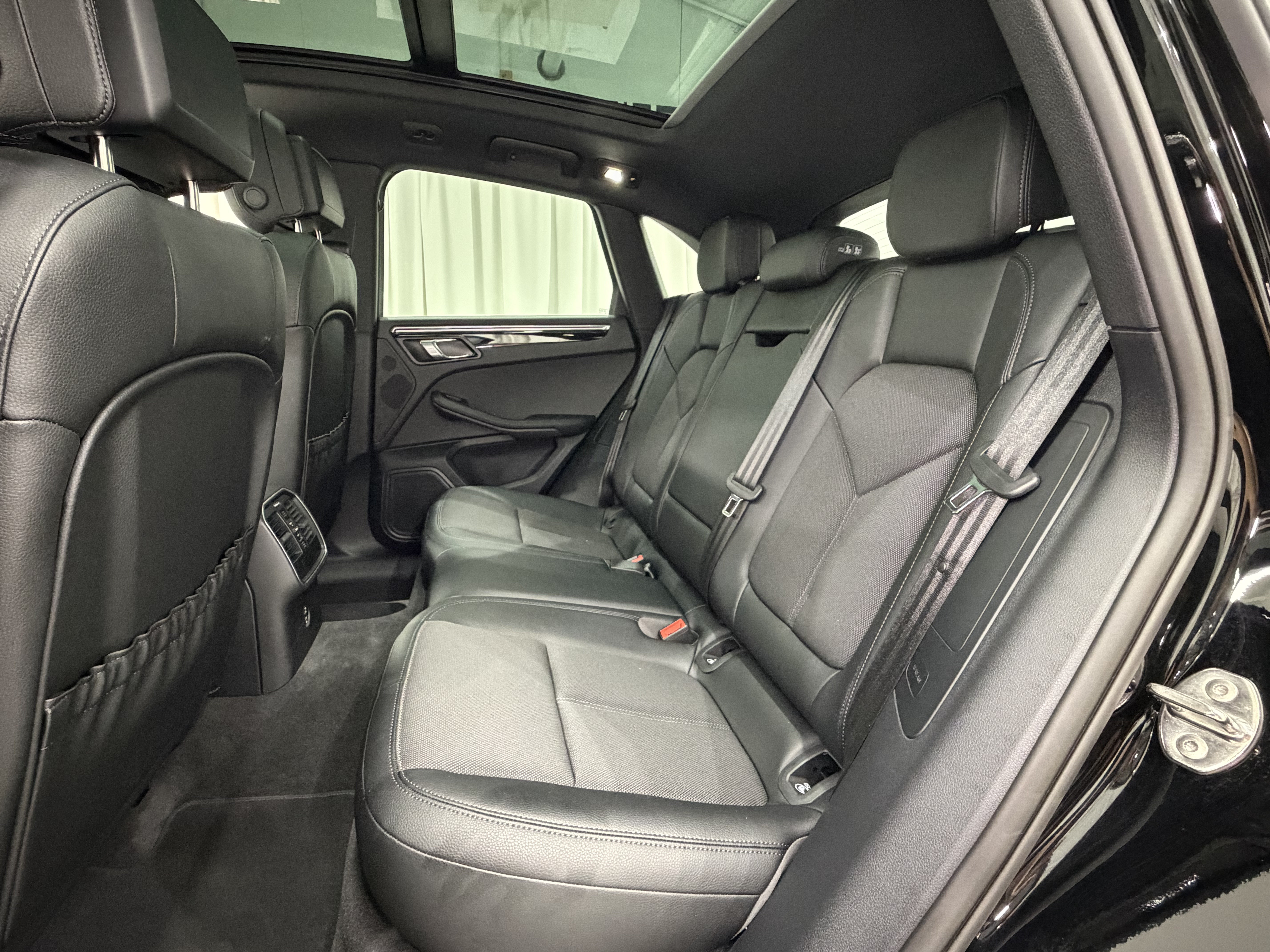 Certified 2026 Porsche Macan AWD/4WD image 20