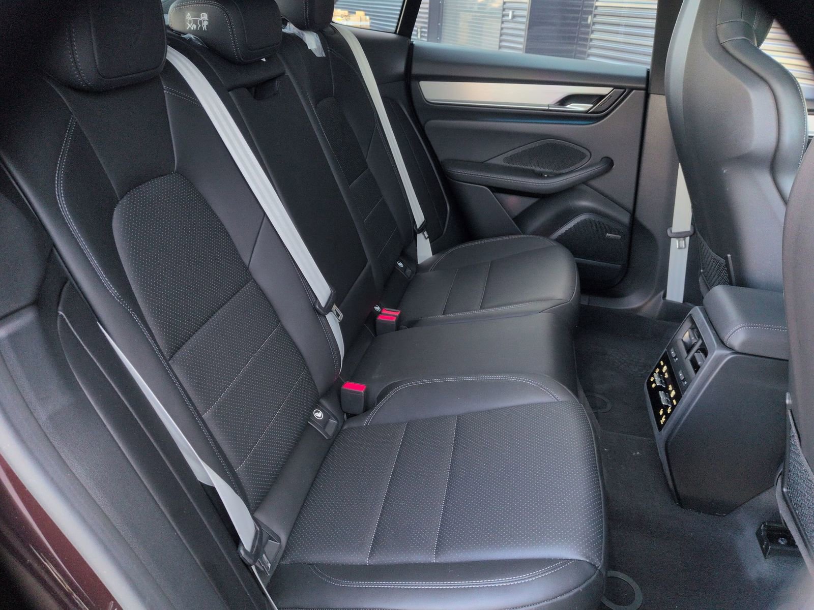 Certified 2025 Porsche Macan 4 Electric image 25