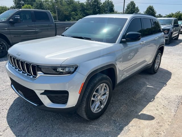 Used 2025 Jeep Grand Cherokee Laredo X w/ Luxury Tech Group I AWD/4WD image 2