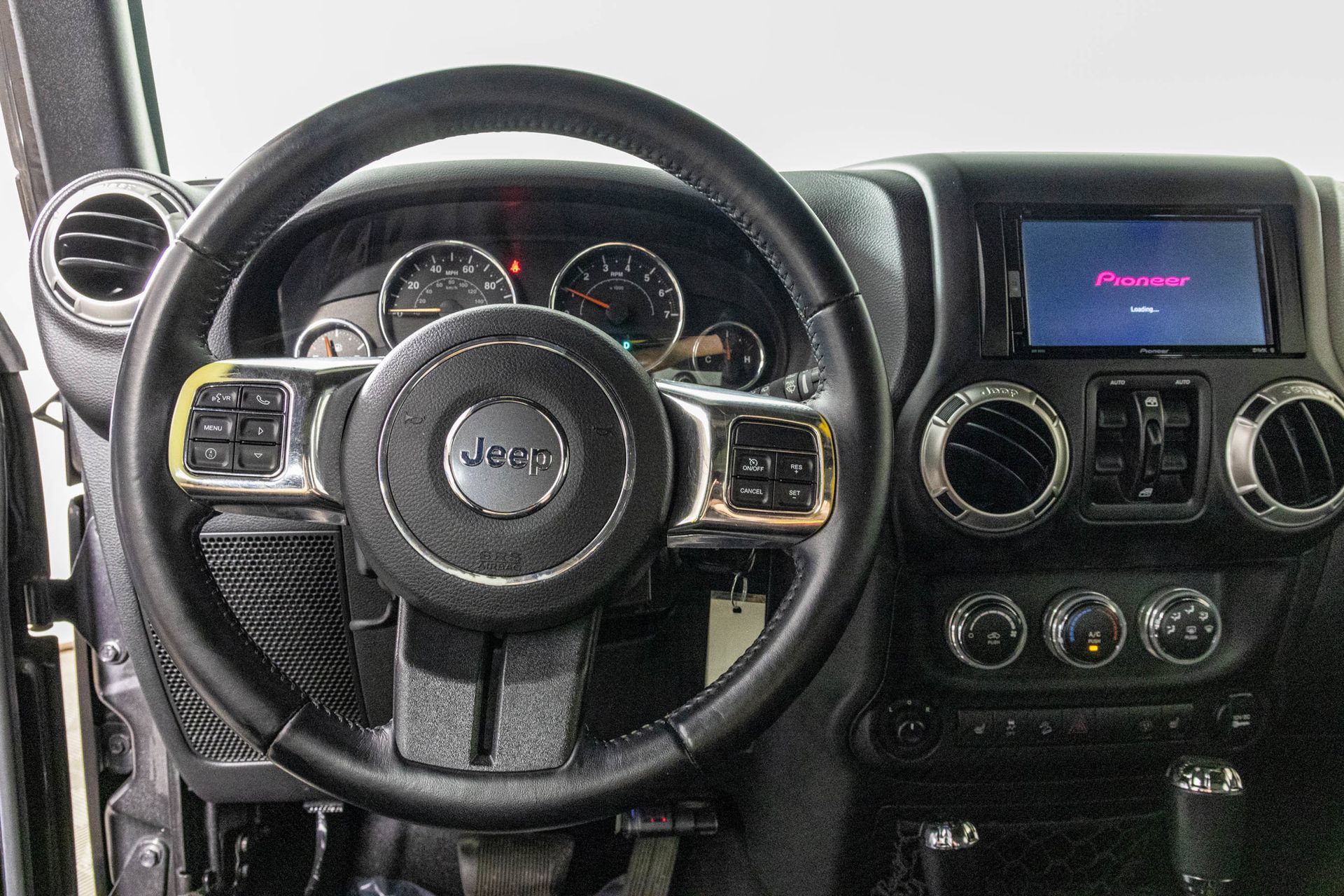 Used 2017 Jeep Wrangler Unlimited Sahara w/ Connectivity Group AWD/4WD image 28