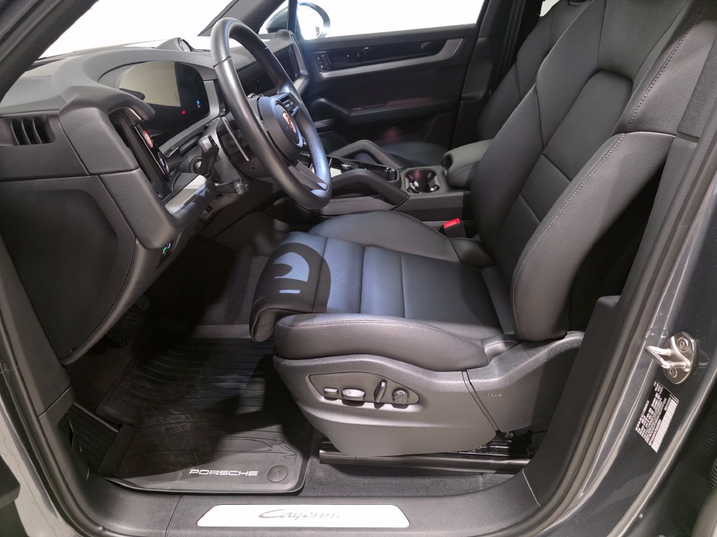 Certified 2026 Porsche Cayenne AWD/4WD image 4