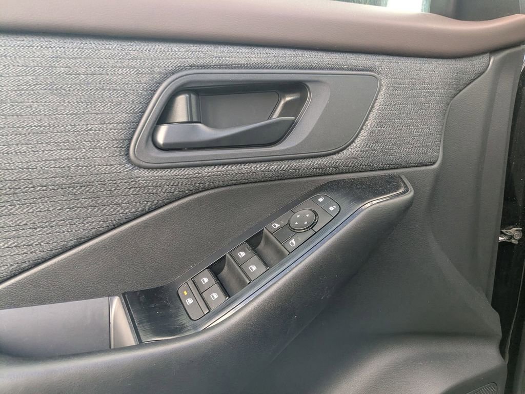 Used 2023 Nissan Rogue S image 14