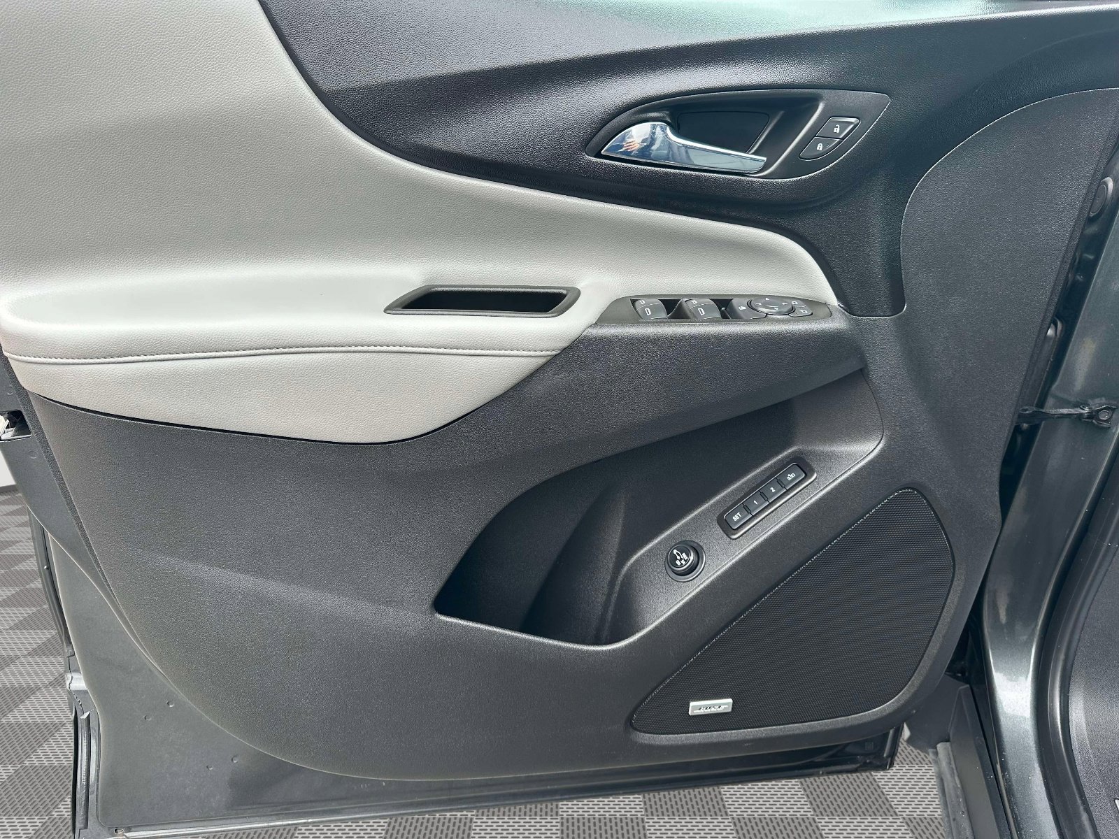 Used 2020 Chevrolet Equinox Premier image 23