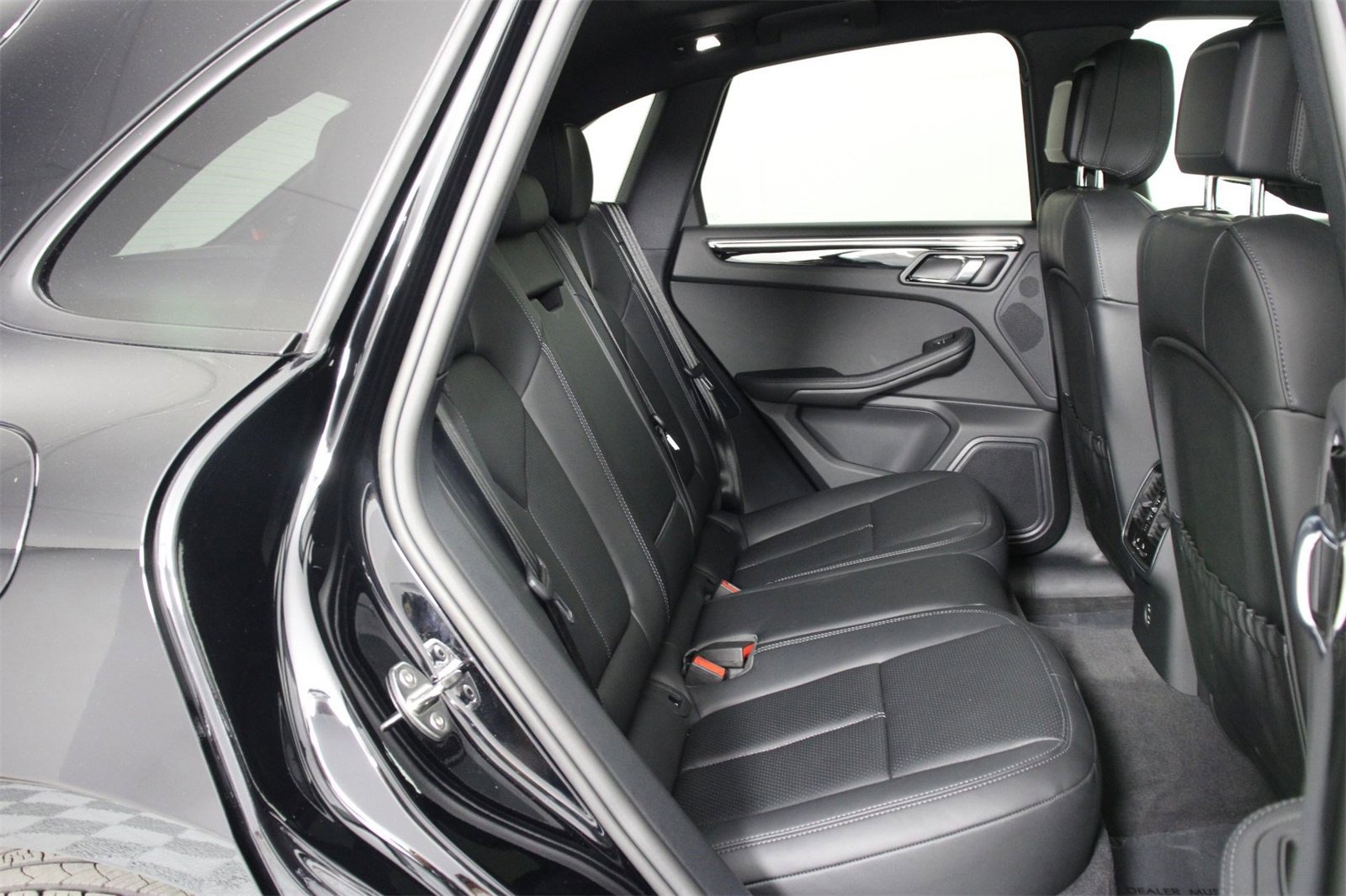 Used 2025 Porsche Macan image 32