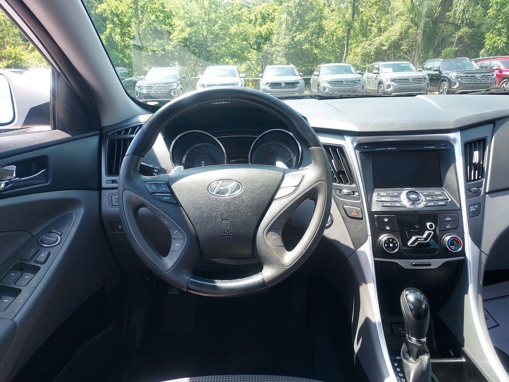Used 2011 Hyundai Sonata SE w/ Navigation & Sunroof Pkg 4 FWD image 10
