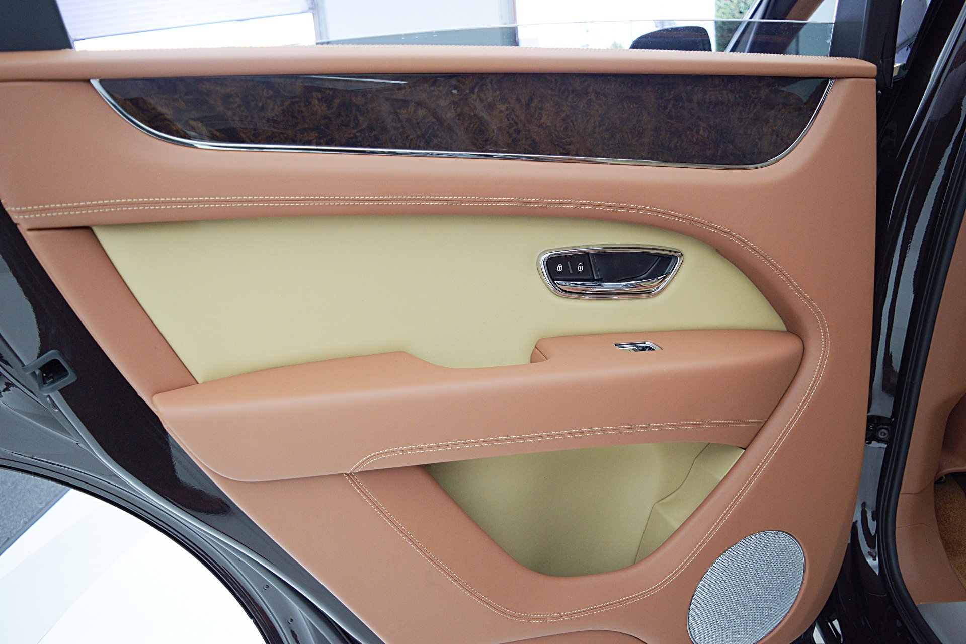 Used 2024 Bentley Bentayga image 37