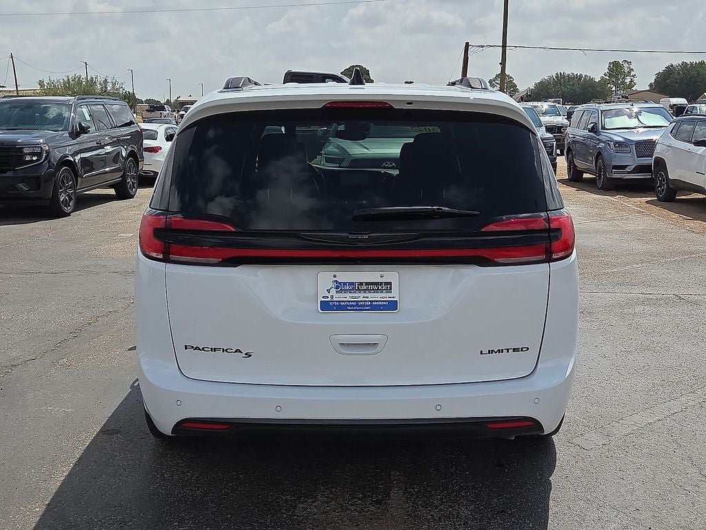 Used 2025 Chrysler Pacifica Limited FWD image 4