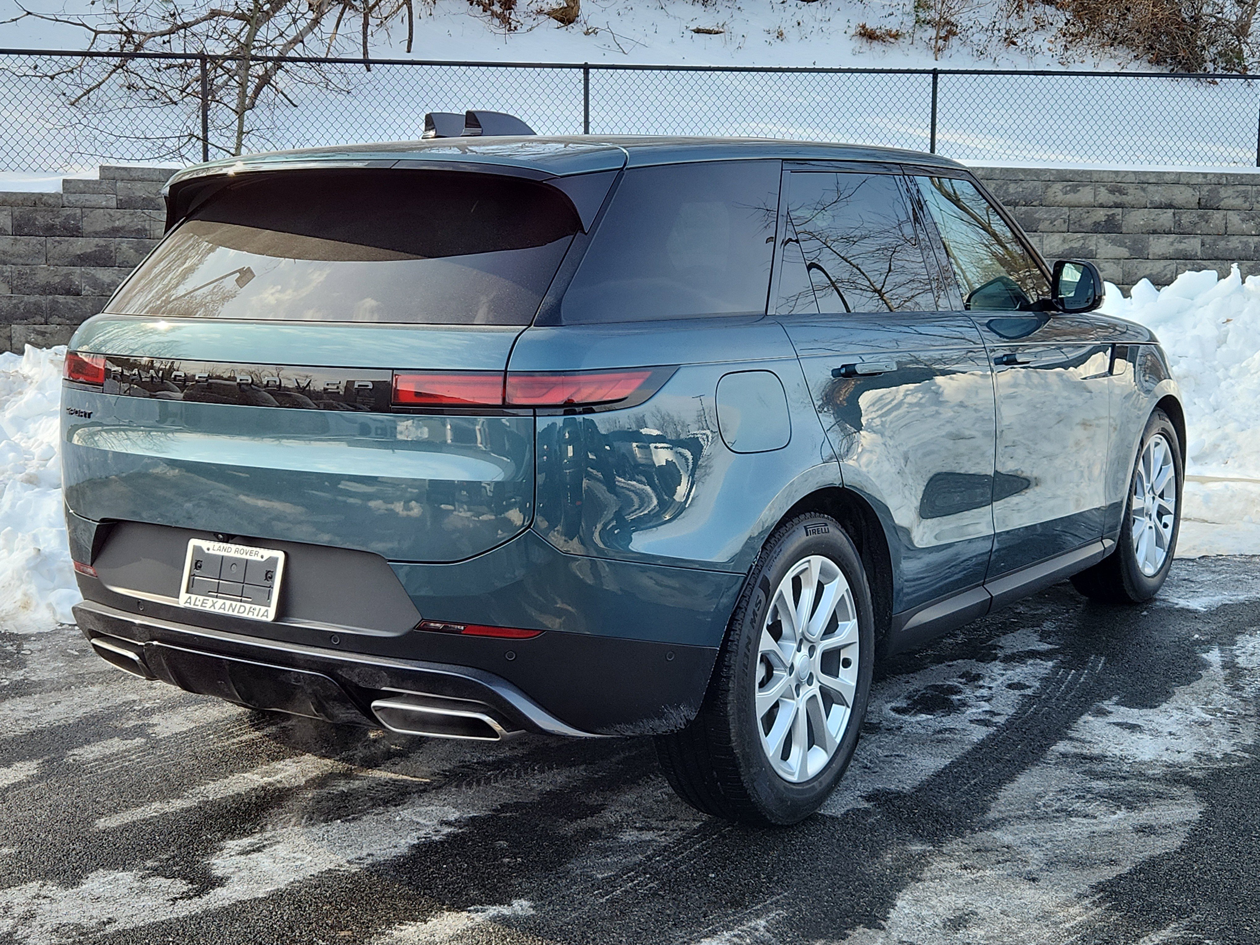 Used 2025 Land Rover Range Rover Sport SE image 2