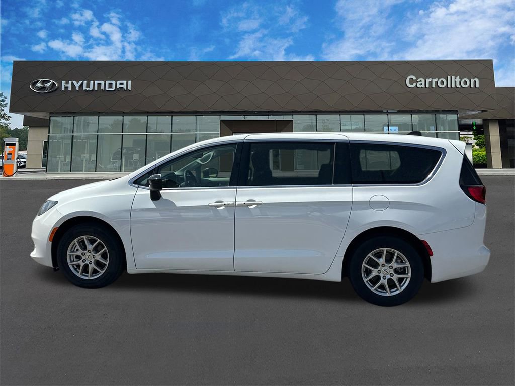 Used 2024 Chrysler Voyager LX image 8