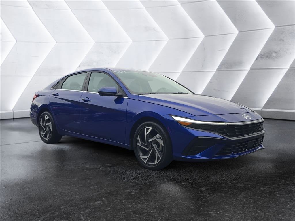 Used 2025 Hyundai Elantra Limited w/ Cargo Package image 7