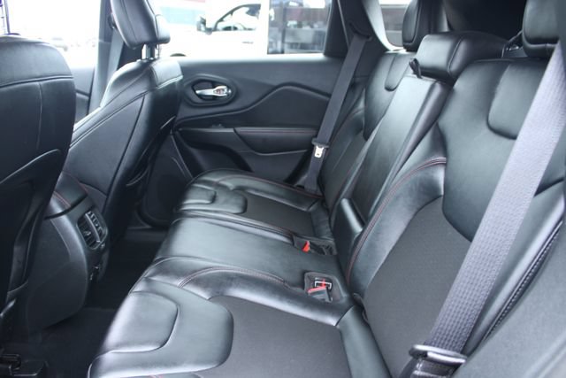 Used 2022 Jeep Cherokee Trailhawk AWD/4WD image 39