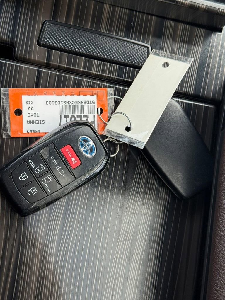 Used 2022 Toyota Sienna Platinum image 32