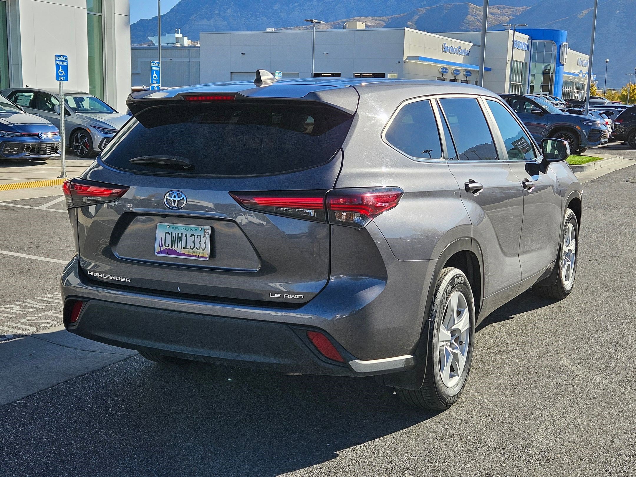 Used 2024 Toyota Highlander LE image 3