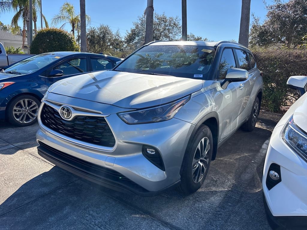 Used 2025 Toyota Highlander XLE image 3