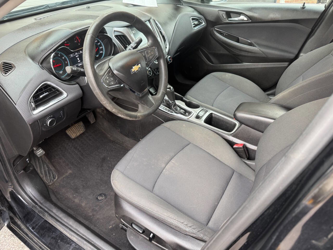 Used 2018 Chevrolet Cruze LT w/ Convenience Package image 4