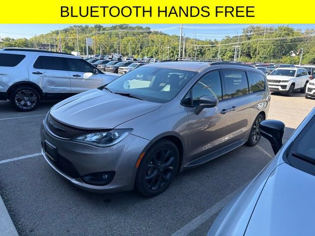 Used 2018 Chrysler Pacifica Touring-L w/ Premium Audio Group FWD image 3