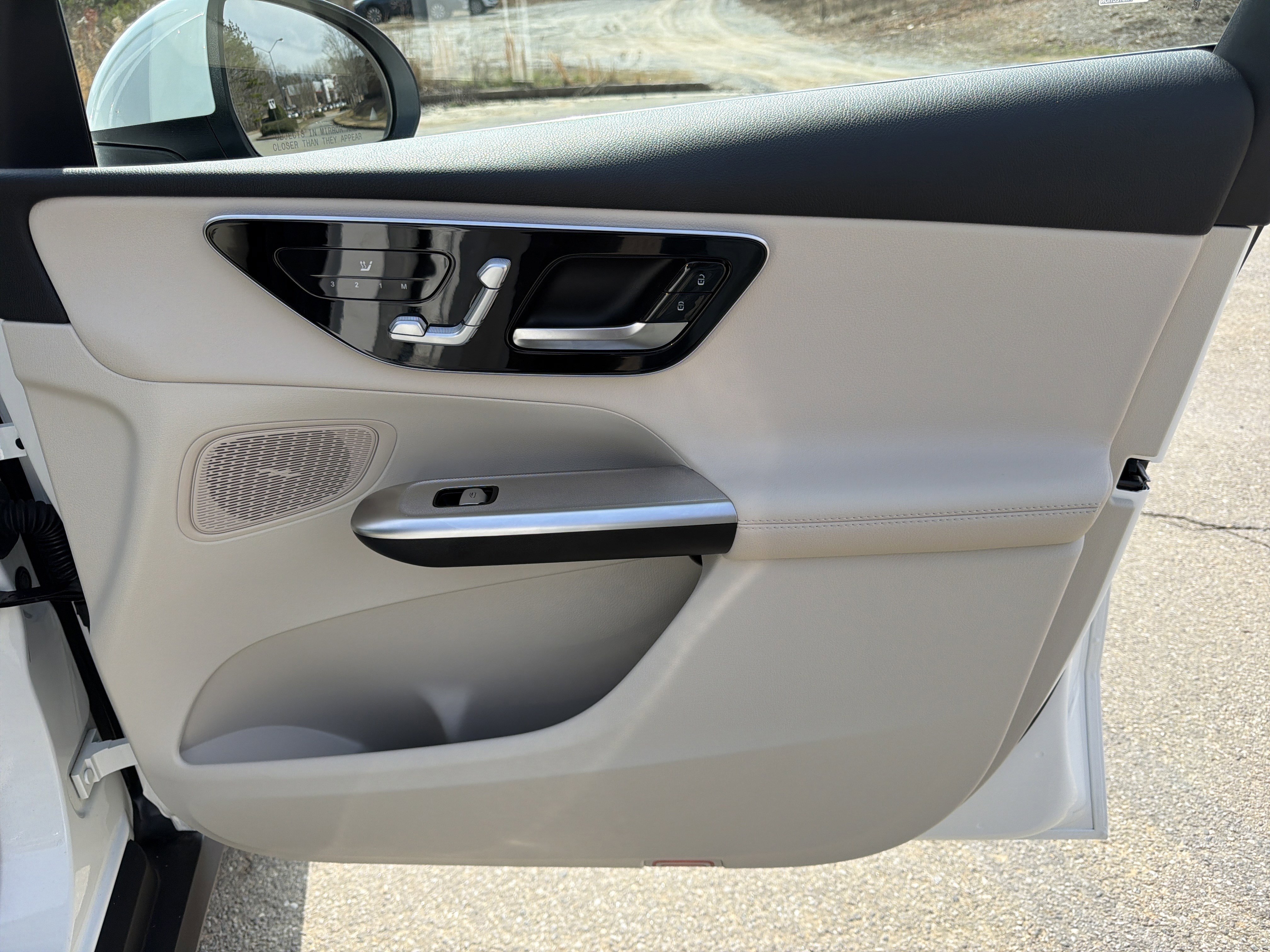 Used 2025 Mercedes-Benz GLC 300 4MATIC image 14