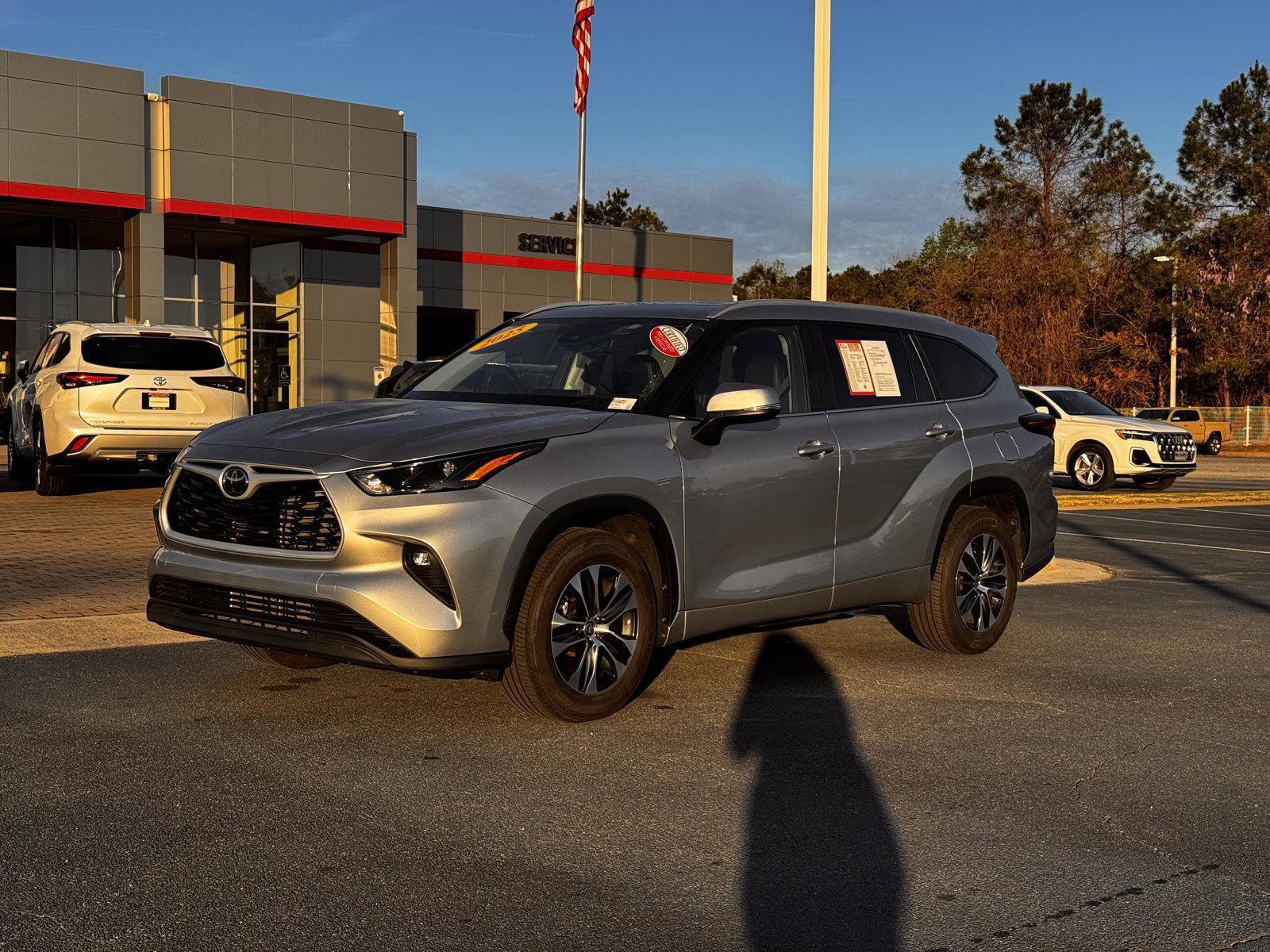 Certified 2025 Toyota Highlander XLE image 2