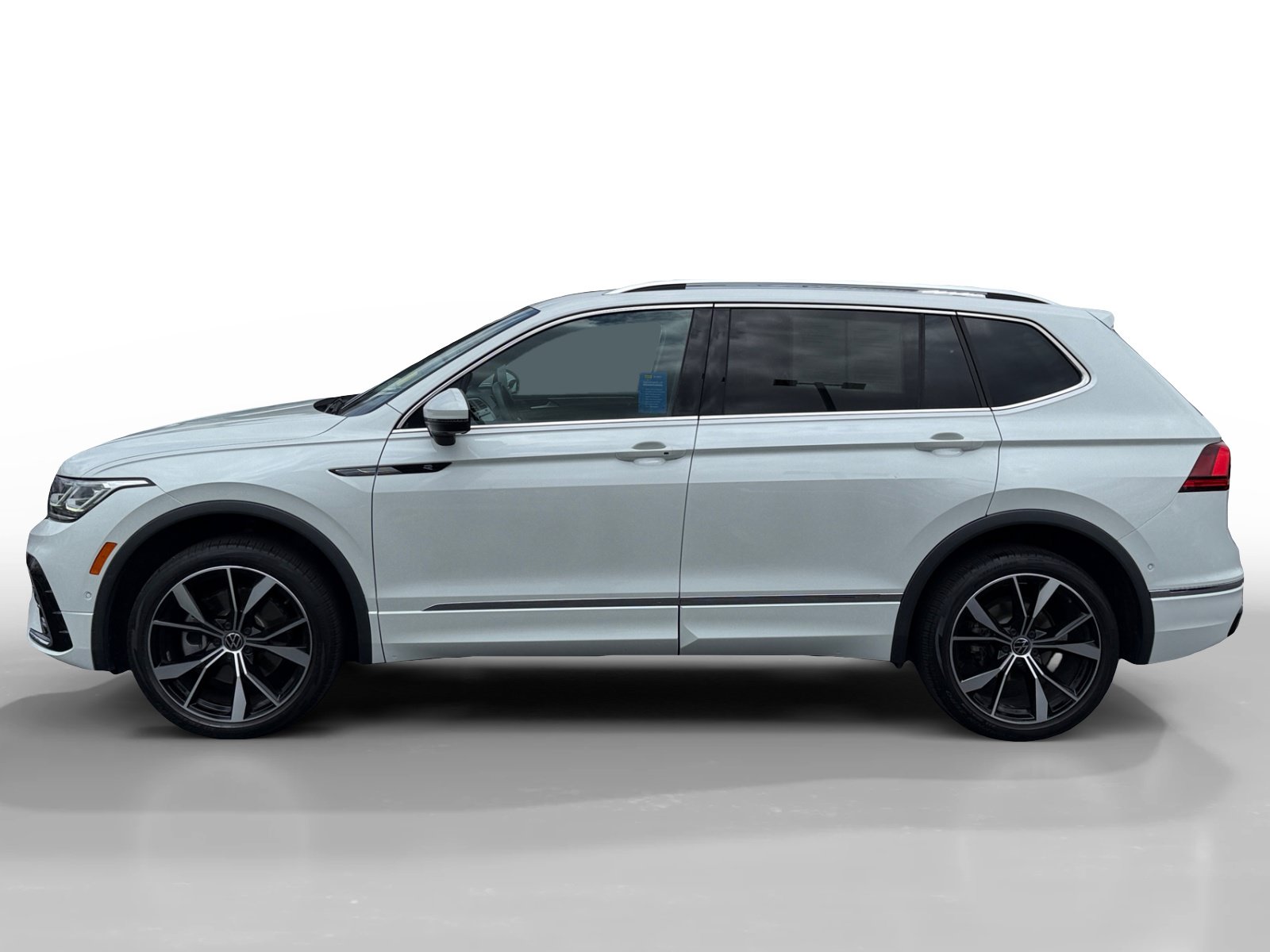 Certified 2023 Volkswagen Tiguan SEL R-Line AWD/4WD image 2