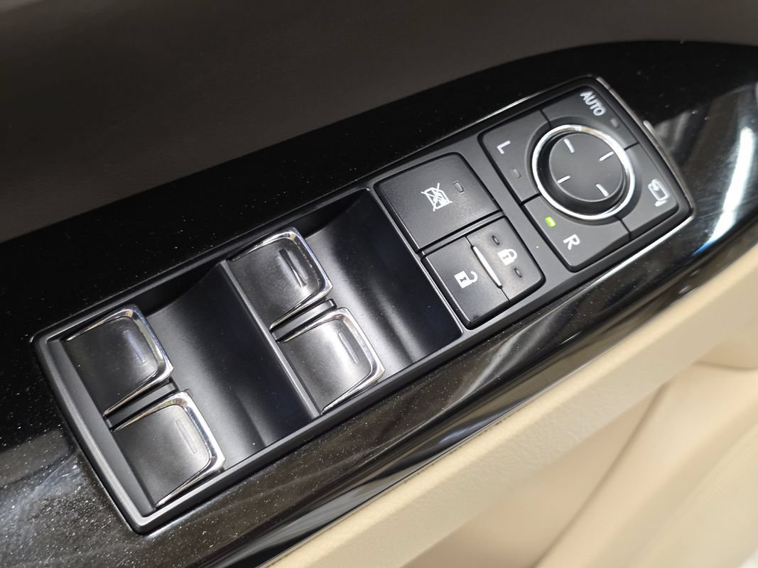 Used 2017 Lexus LX 570 4WD w/ Luxury Package image 26