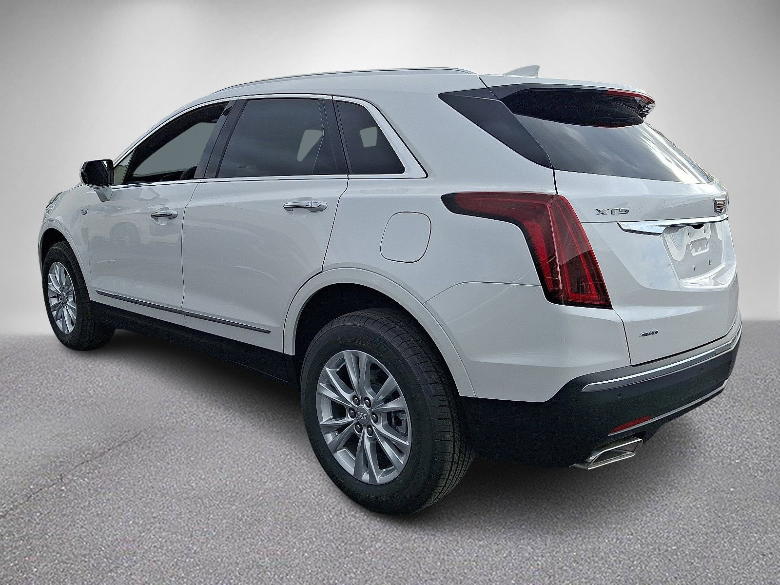 New 2026 Cadillac XT5 Luxury image 2