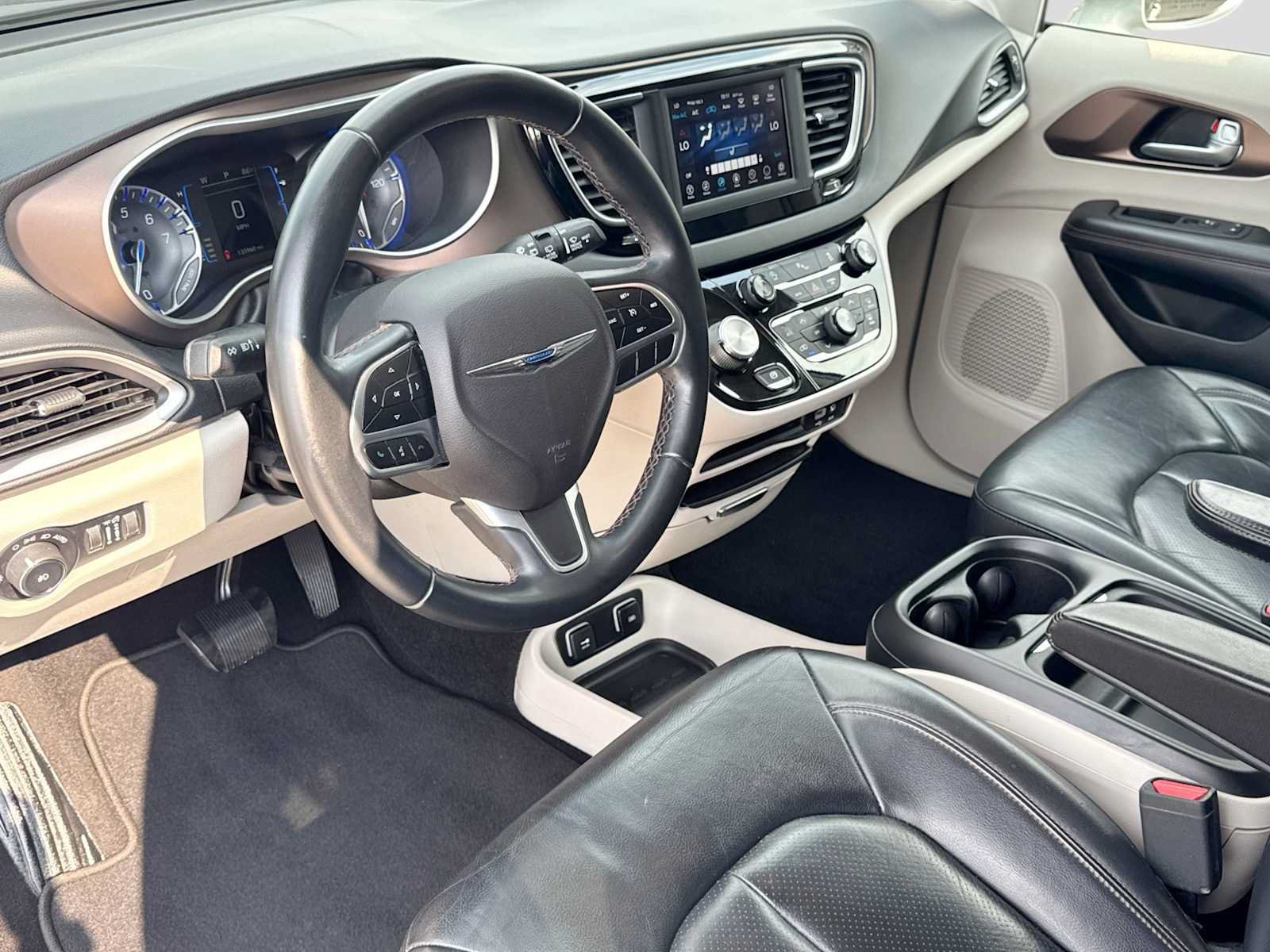 Used 2018 Chrysler Pacifica Touring-L FWD video 2
