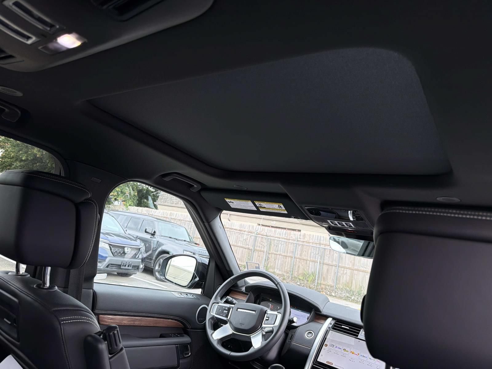 Used 2025 Land Rover Discovery Dynamic SE AWD/4WD image 10
