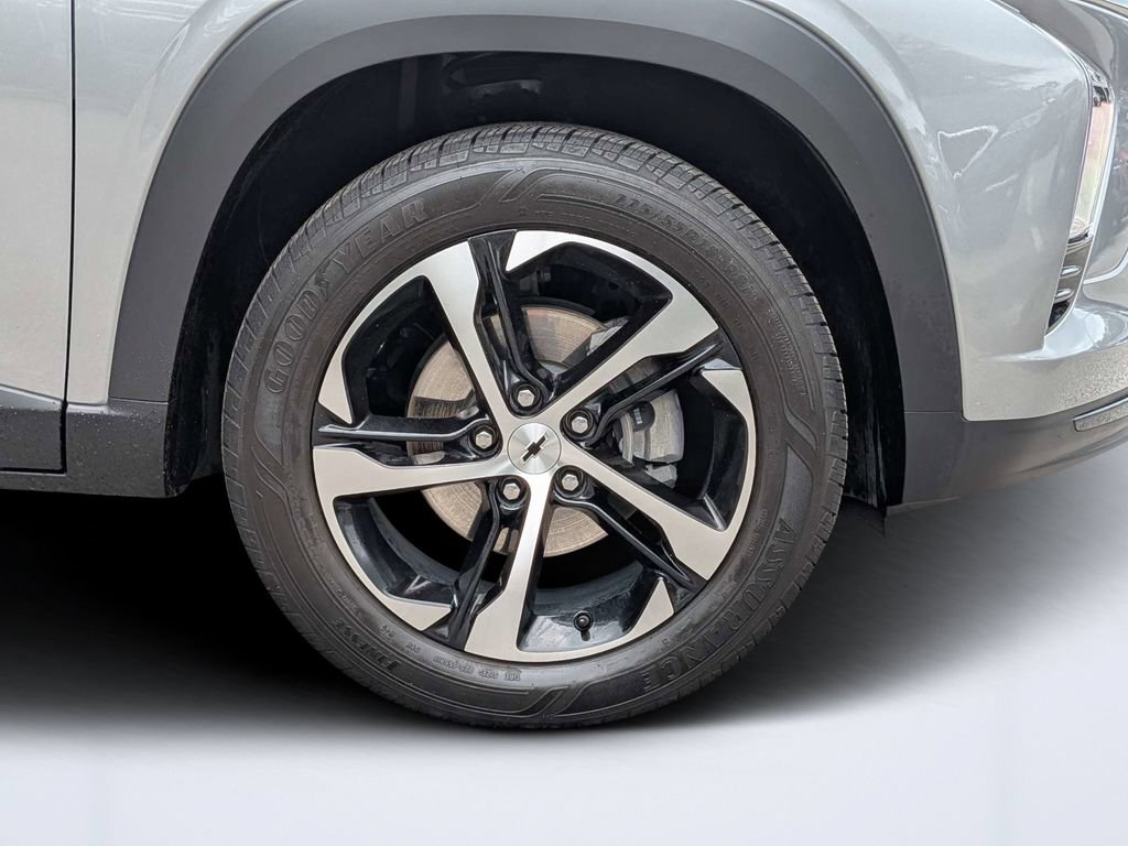 Used 2025 Chevrolet Trax RS w/ Sunroof Package FWD image 11
