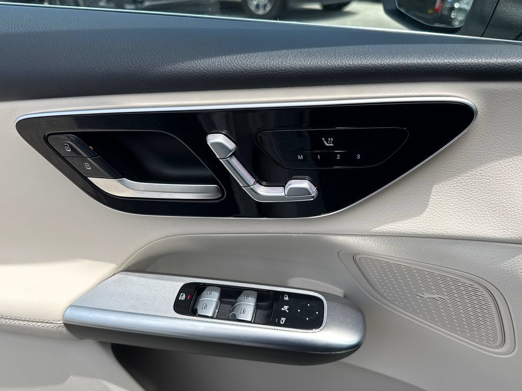Used 2025 Mercedes-Benz GLC 300 image 23