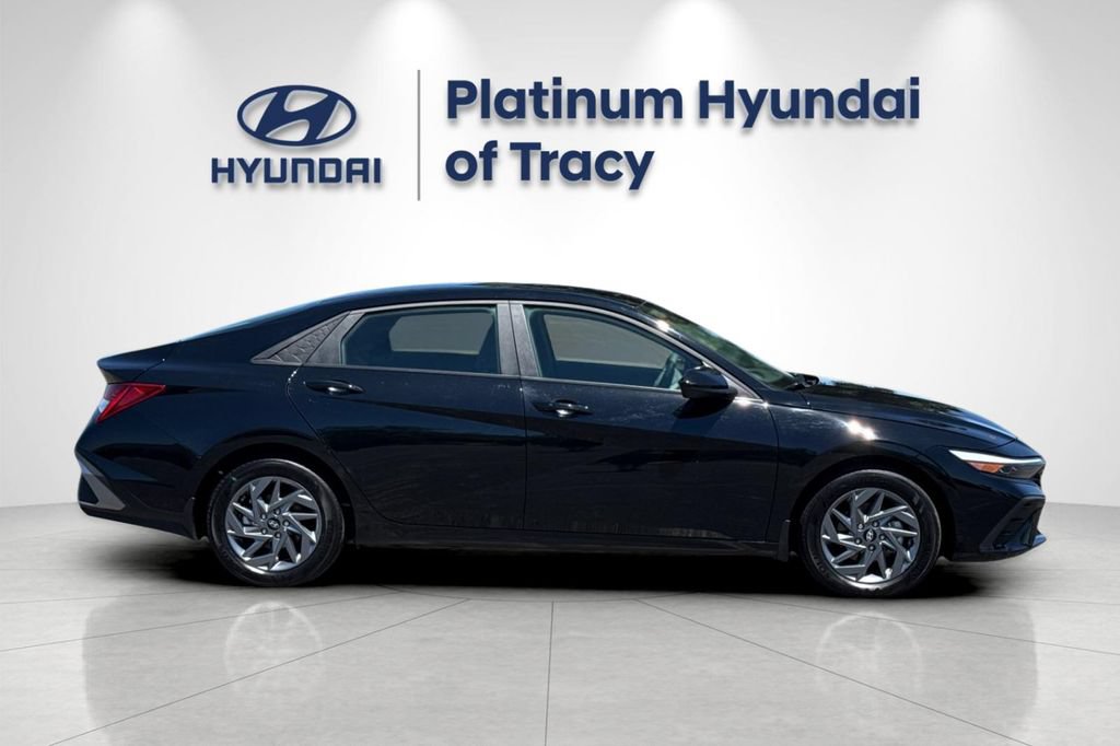 Used 2024 Hyundai Elantra Blue FWD image 3