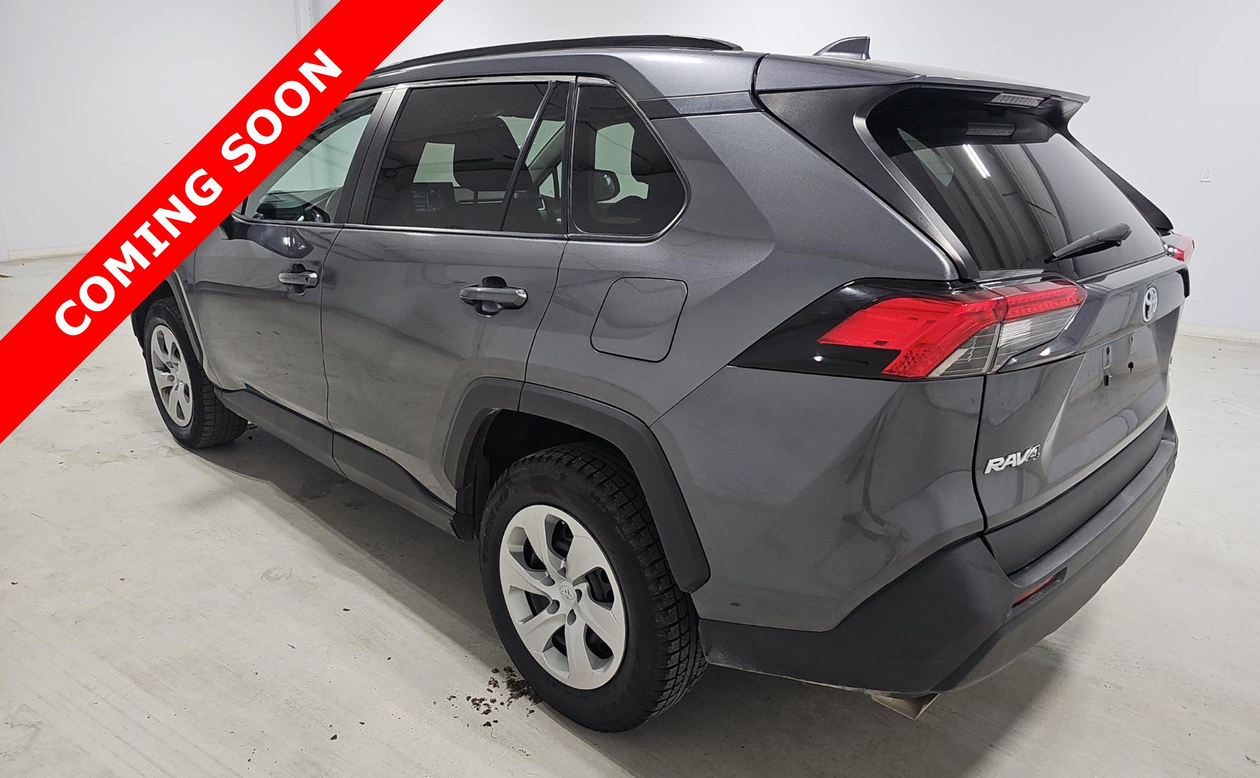Used 2021 Toyota RAV4 LE AWD/4WD image 4