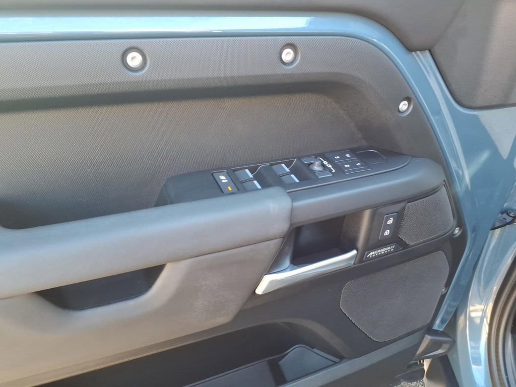 Used 2025 Land Rover Defender 110 X-Dynamic SE image 14