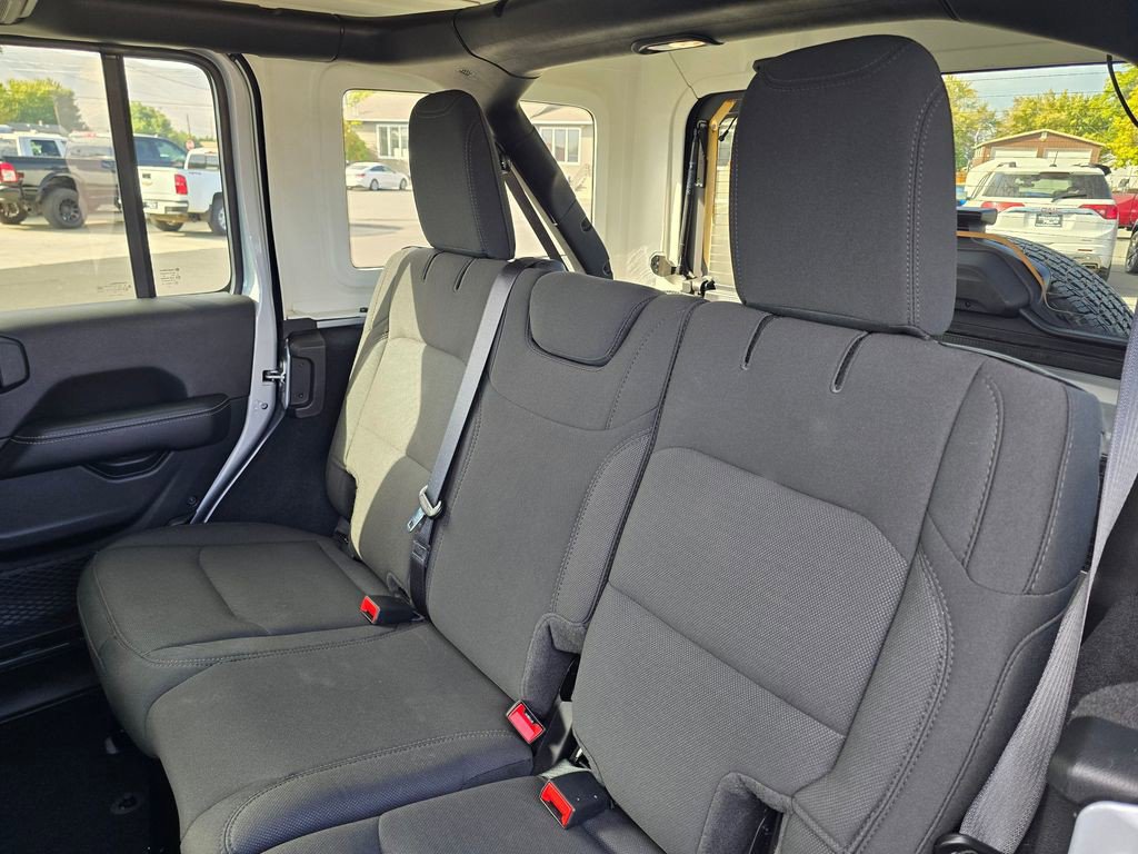 Used 2023 Jeep Wrangler Unlimited Sahara w/ Cold Weather Group AWD/4WD image 17