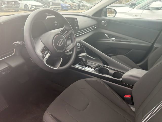 Used 2025 Hyundai Elantra Blue image 8