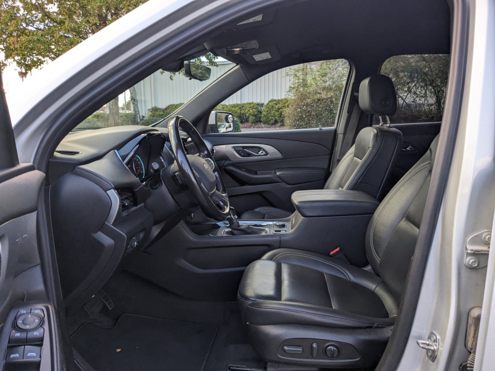 Used 2022 Chevrolet Traverse LT w/ LT Premium Package image 23