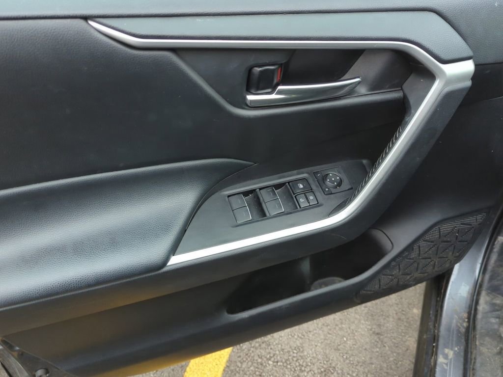 Used 2022 Toyota RAV4 XLE image 8