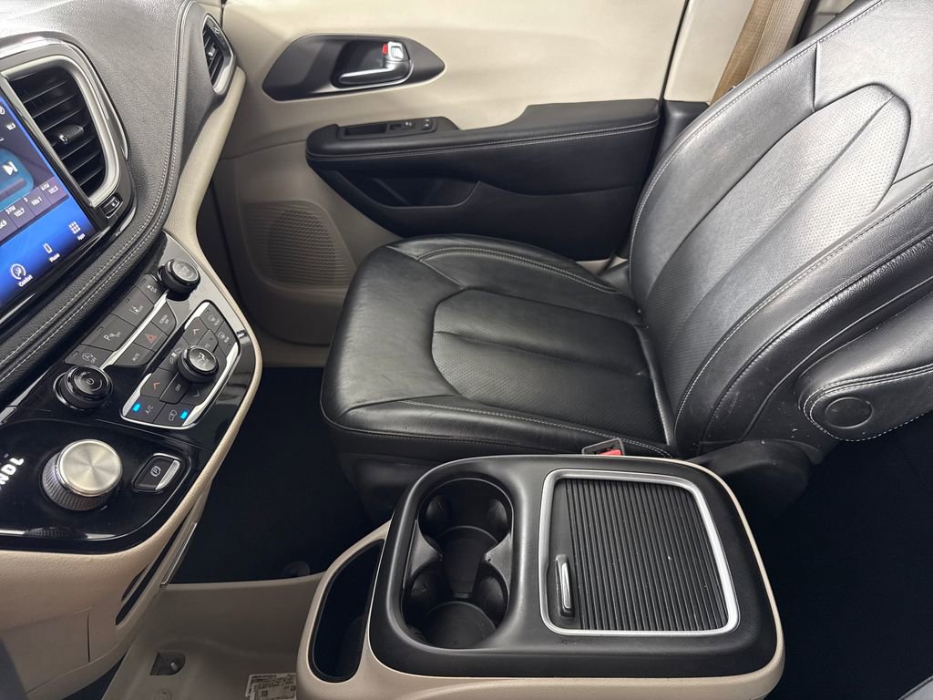 Used 2022 Chrysler Pacifica Touring-L FWD image 18